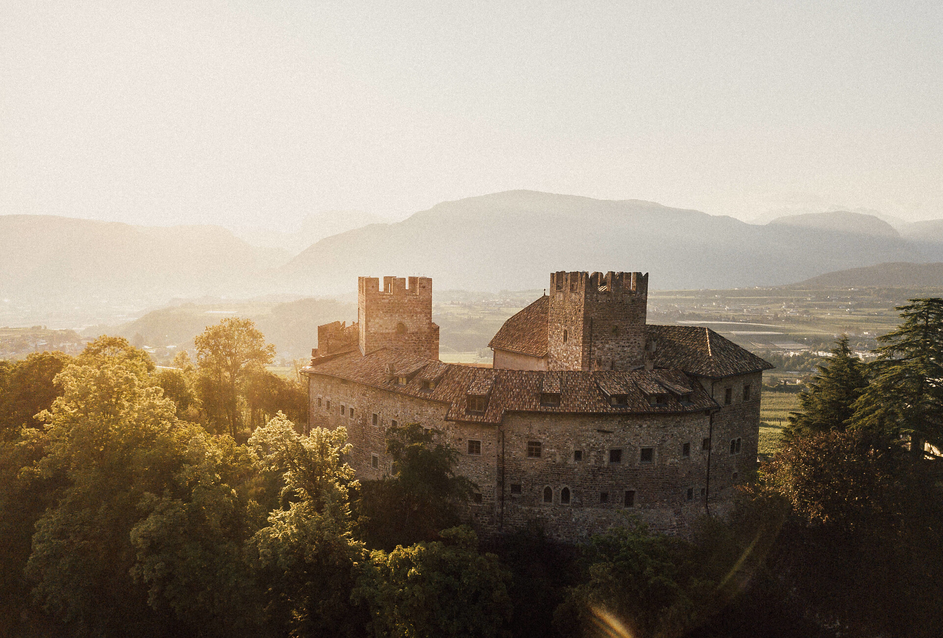 Schloss Freudenstein in Eppan im goldenen Abendlicht